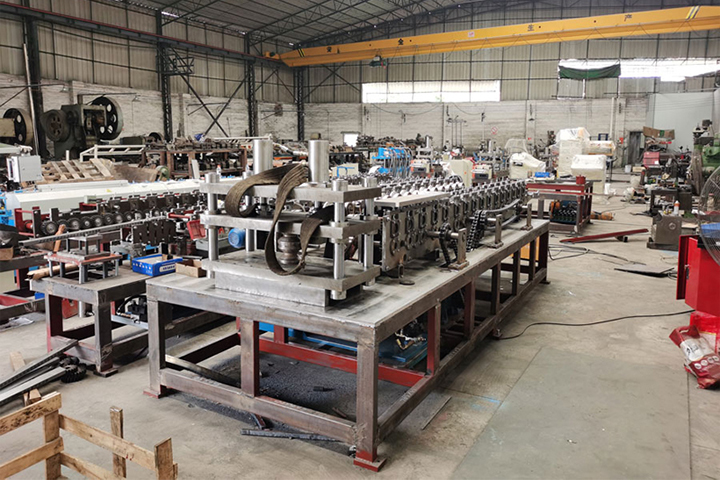 可(kě)调节宽度的冷弯成型机切断机构